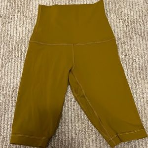 LULULEMON BIKER SHORTS SIZE 0. super super stretchy